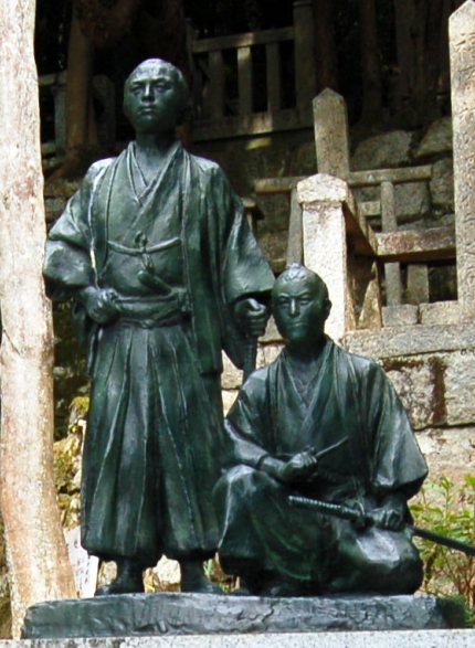京都・霊山に建つ坂本龍馬と中岡慎太郎の像。