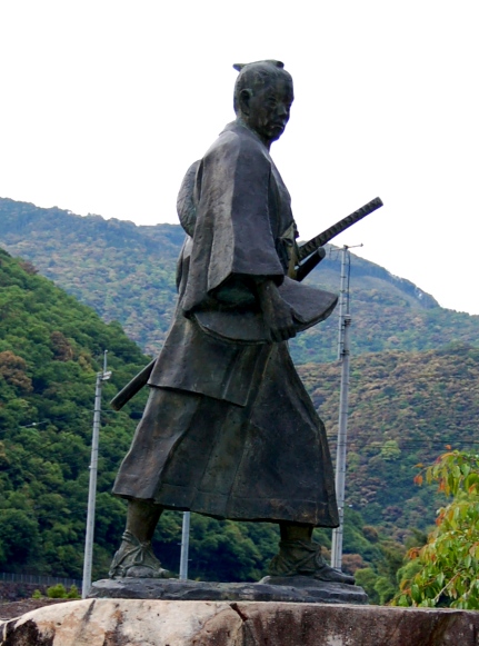 中岡の故郷である高知県北川村に建つ中岡慎太郎脱藩の像。