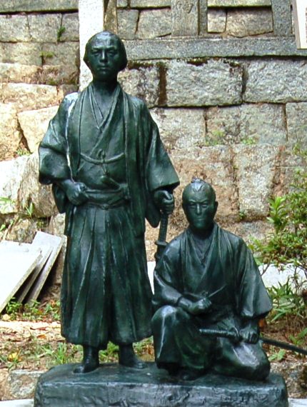 京都・霊山護国神社にある坂本龍馬と中岡慎太郎の銅像。