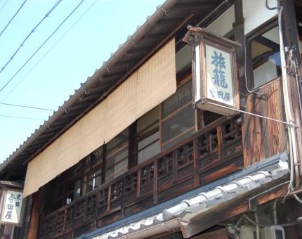 現在でも旅館として営業している伏見・寺田屋。
