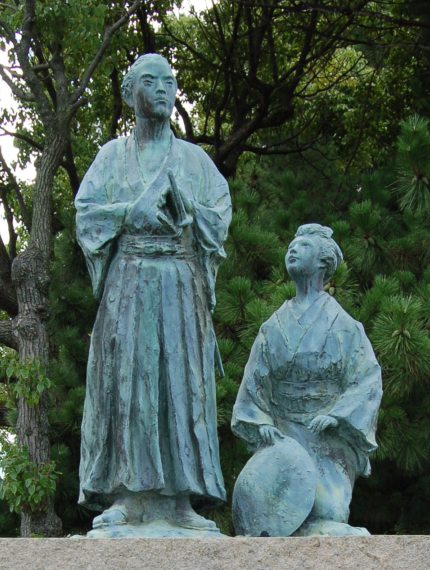 鹿児島市与次郎の「坂本龍馬新婚の旅碑」として建つ龍馬とおりょうの銅像。