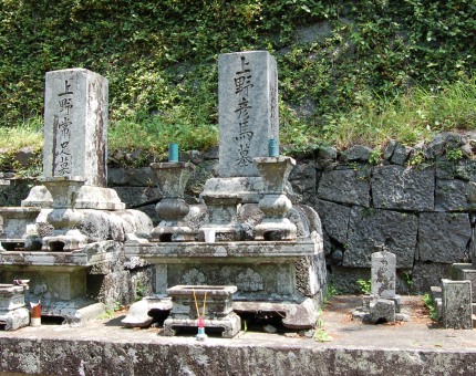 日本最初の職業写真家で、龍馬の写真の撮影者として有名な上野彦馬の墓。