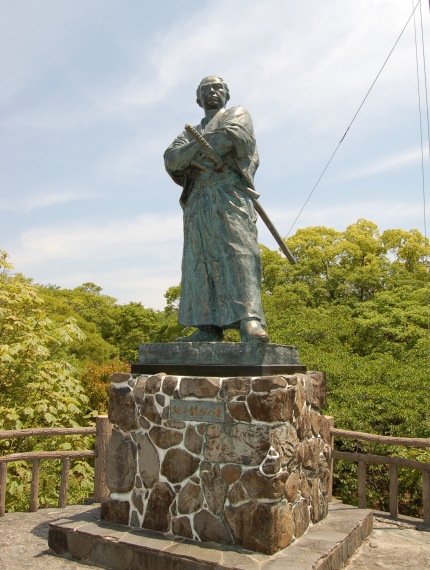 長崎・風頭公園に建つ龍馬像。