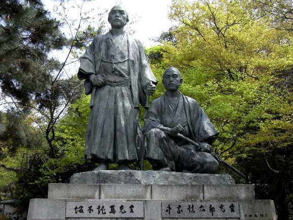 京都・円山公園にある坂本龍馬・中岡慎太郎像